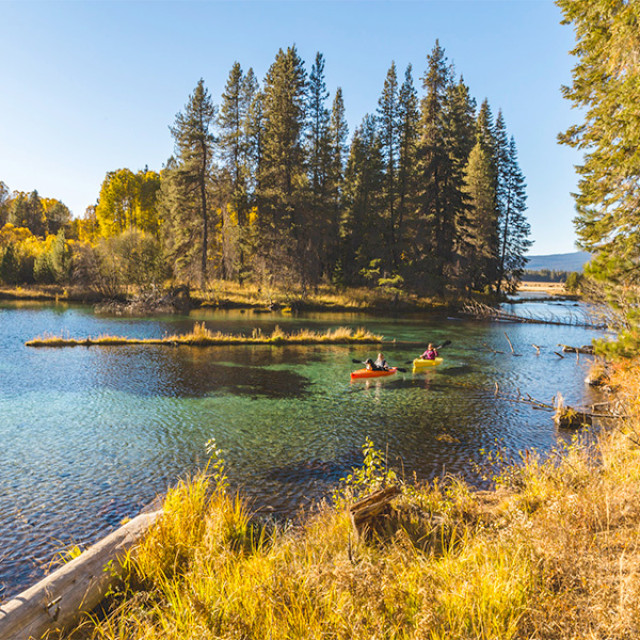 Kayakers in Jackson F. Kimball State Park in Oregon